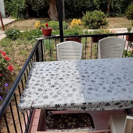 Kadinlar Den Plajina 50 Metre Bahceli 1+1 Kusadası