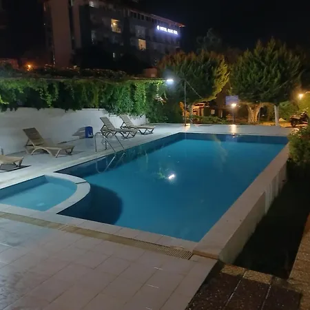 Kadinlar Den Plajina 50 Metre Bahceli 1+1 Kusadası