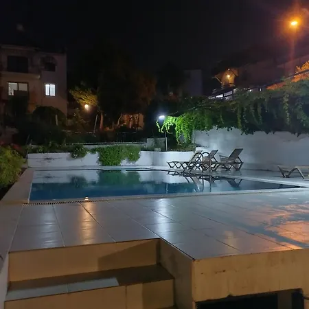 Kadinlar Den Plajina 50 Metre Bahceli 1+1 Lejlighed Kusadası