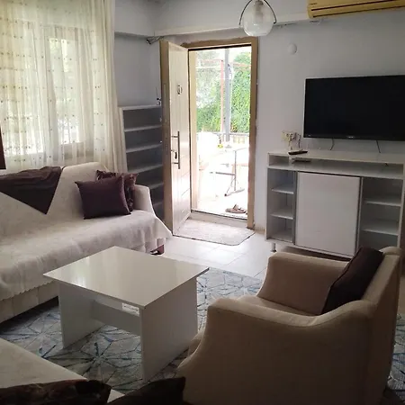 Lejlighed Kadinlar Den Plajina 50 Metre Bahceli 1+1 Kusadası